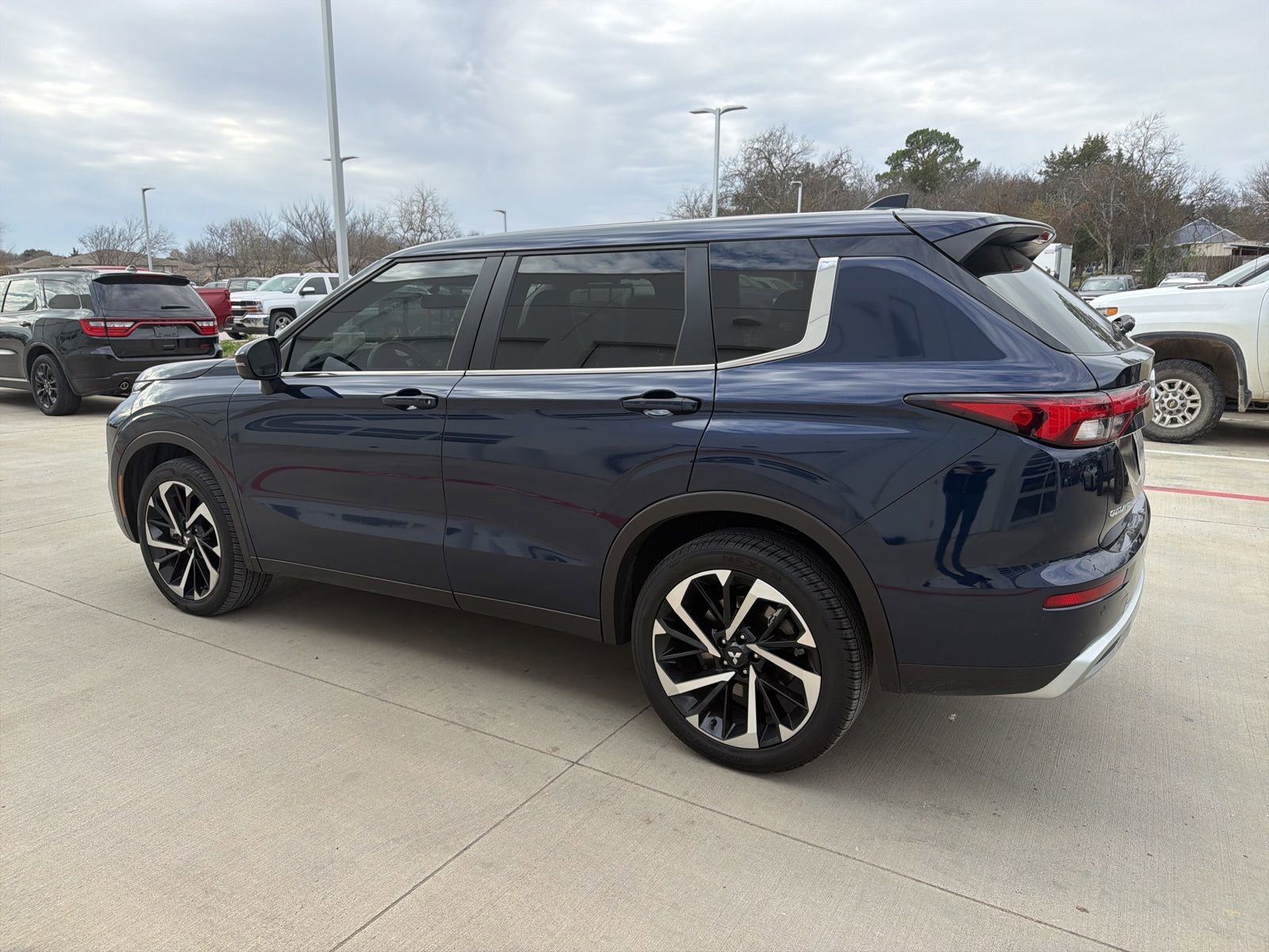 Used 2024 Mitsubishi Outlander SE image 3