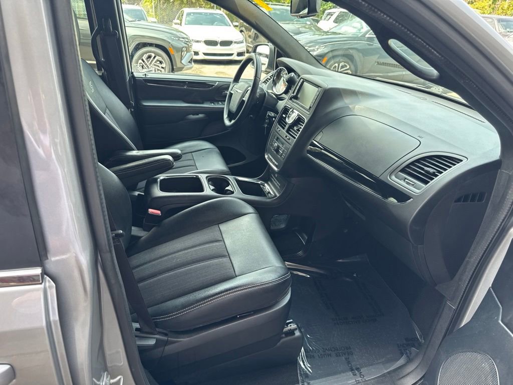 Used 2015 Chrysler Town & Country S FWD image 9