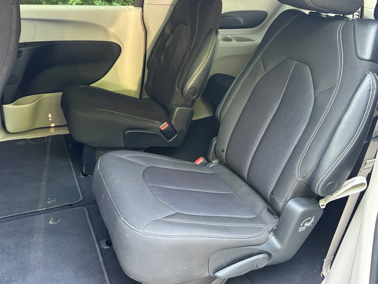 Used 2022 Chrysler Voyager LX FWD image 13