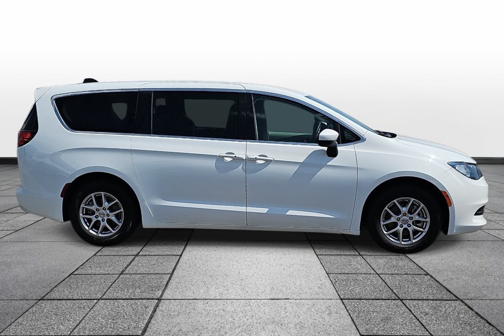 Used 2023 Chrysler Voyager LX FWD image 4