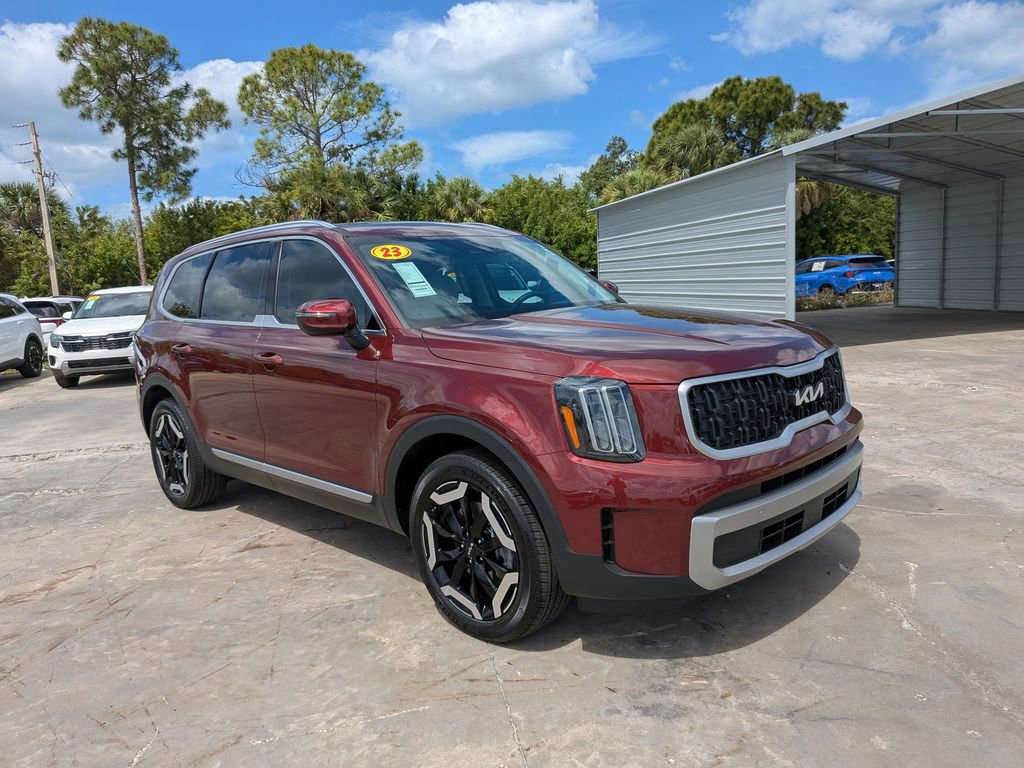 Certified 2023 Kia Telluride EX w/ EX Captain's Chair Package AWD/4WD image 2
