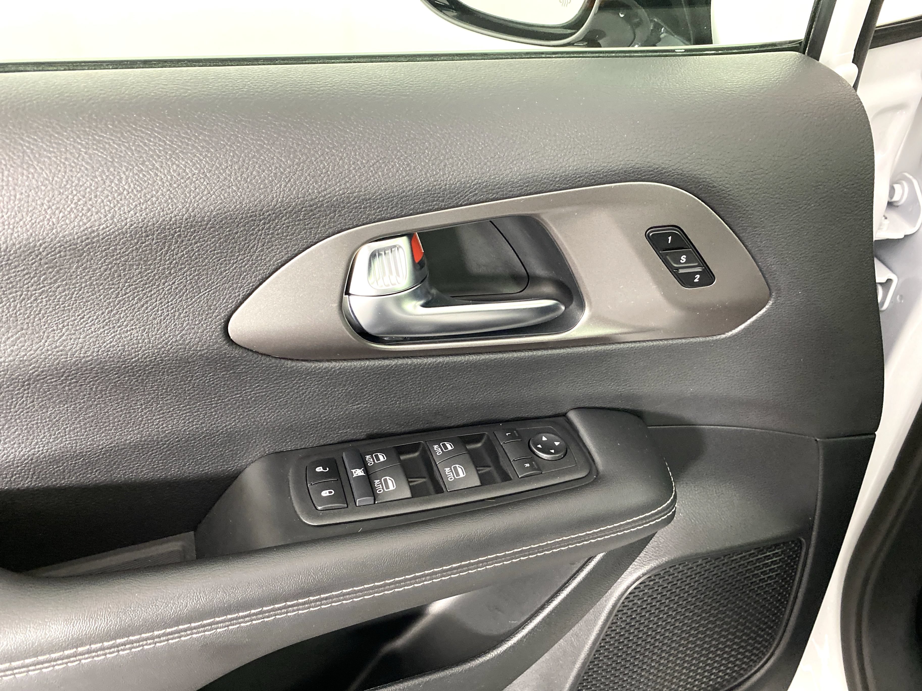 Used 2025 Chrysler Pacifica Select FWD image 14