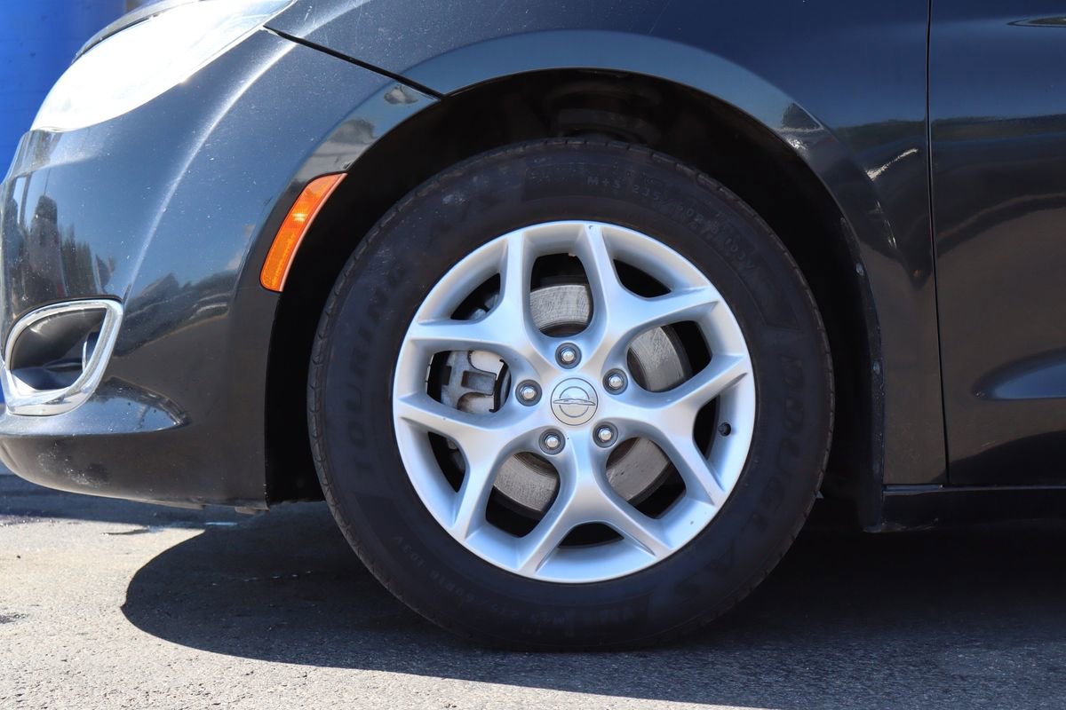 Used 2018 Chrysler Pacifica Touring Plus w/ Tire & Wheel Group FWD image 23