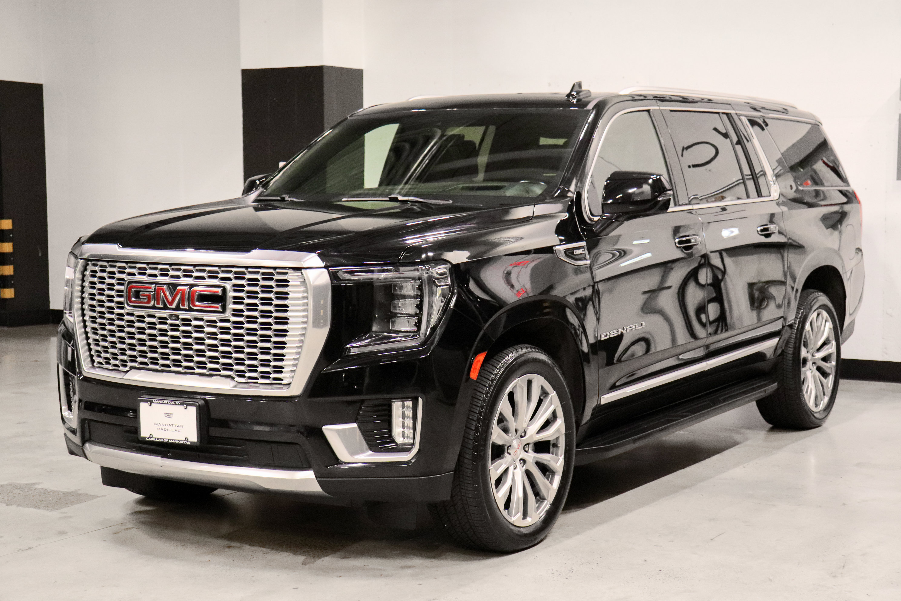 Used 2021 GMC Yukon XL Denali w/ Advanced Technology Package AWD/4WD image 1