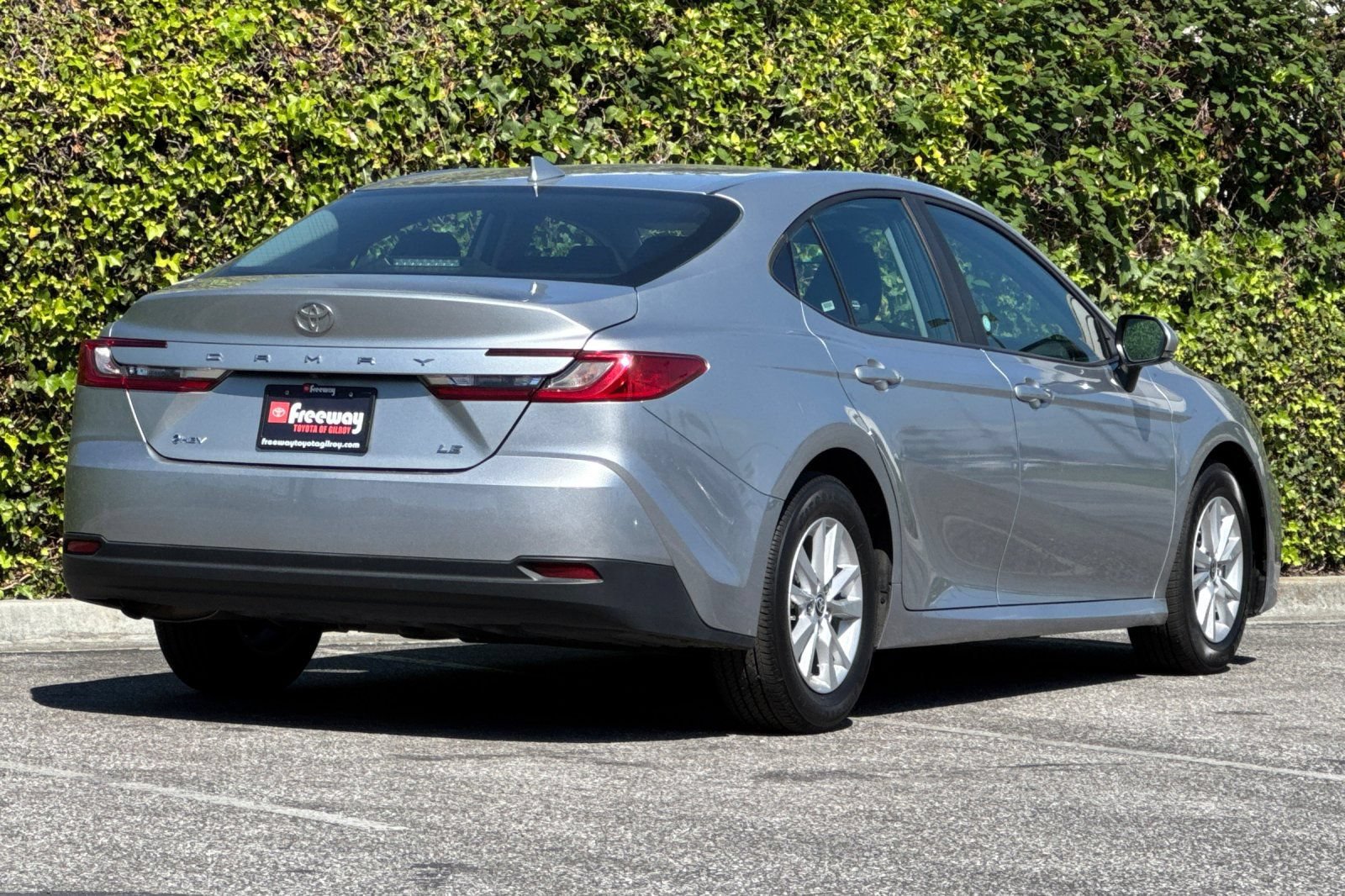 Used 2025 Toyota Camry LE FWD image 5
