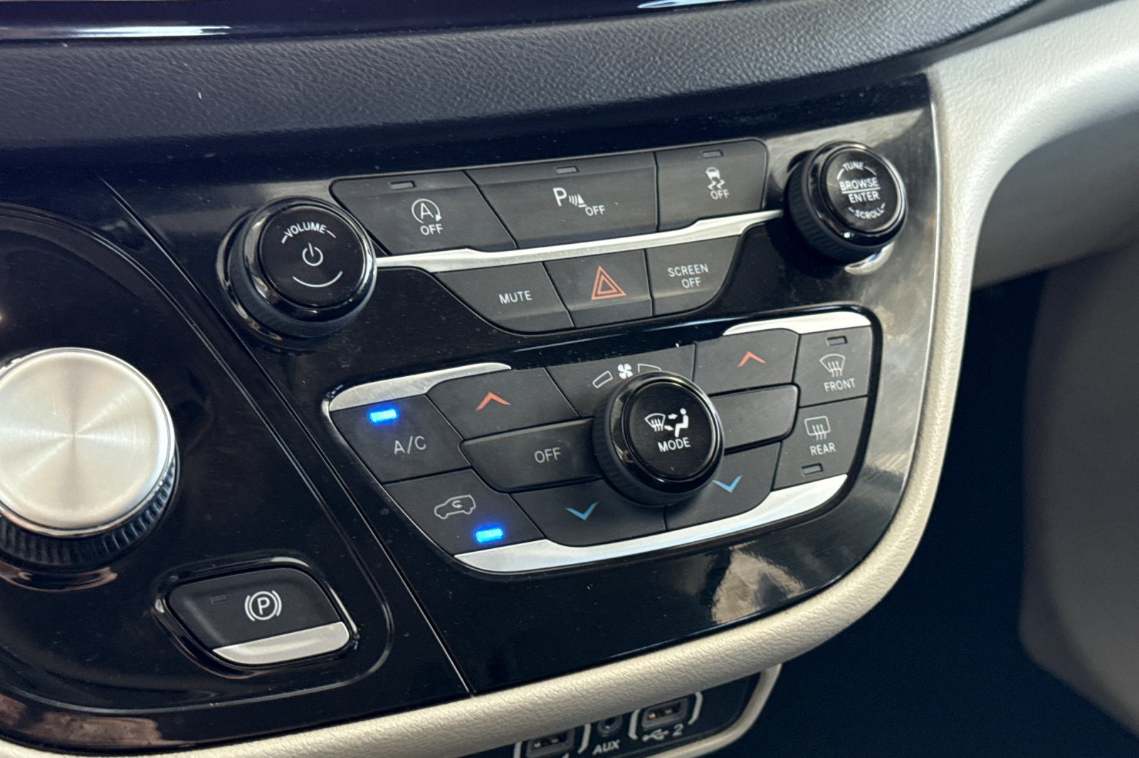 Certified 2022 Chrysler Voyager LX FWD image 22