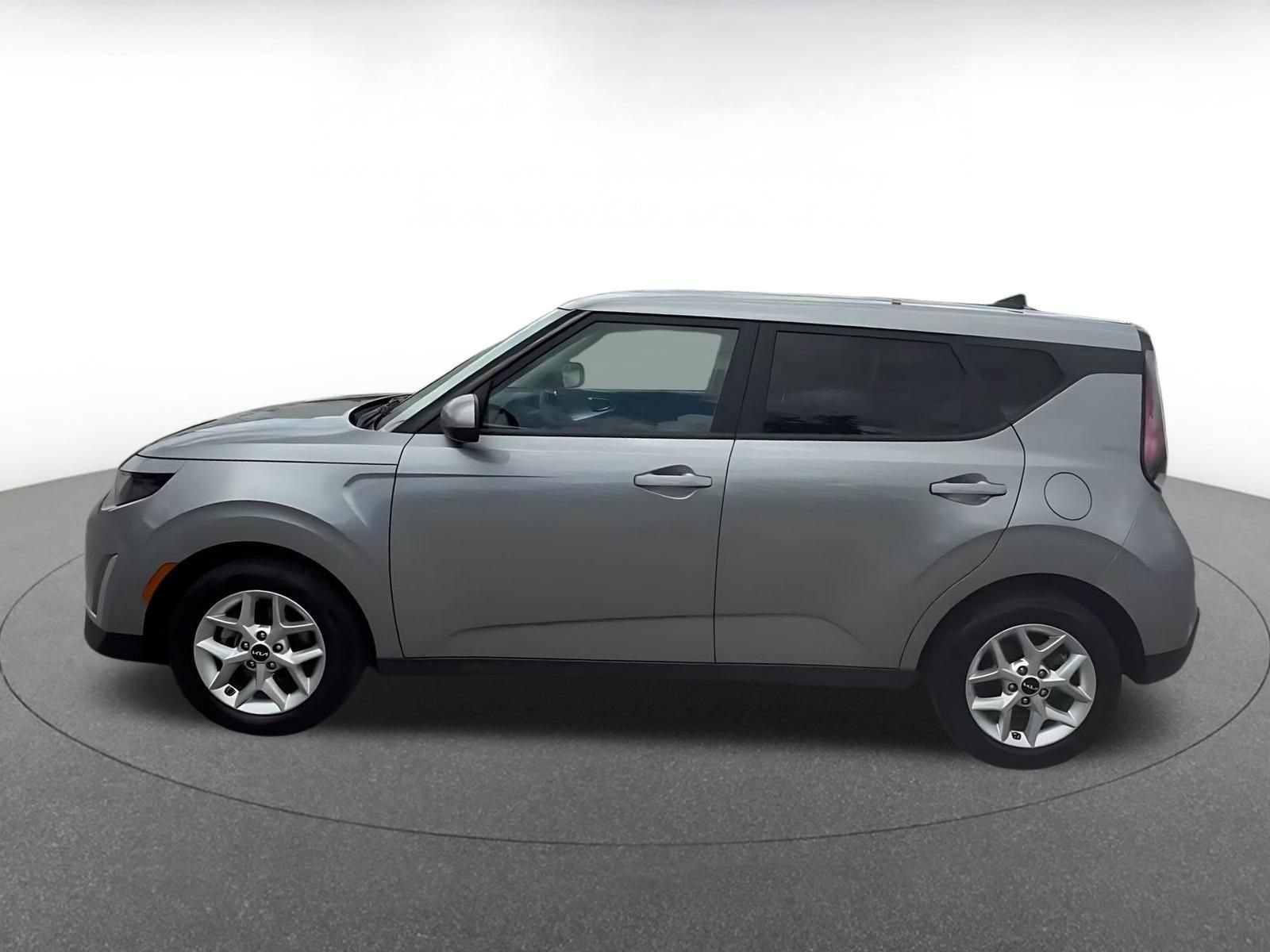 Used 2025 Kia Soul LX w/ LX Technology Package FWD image 9