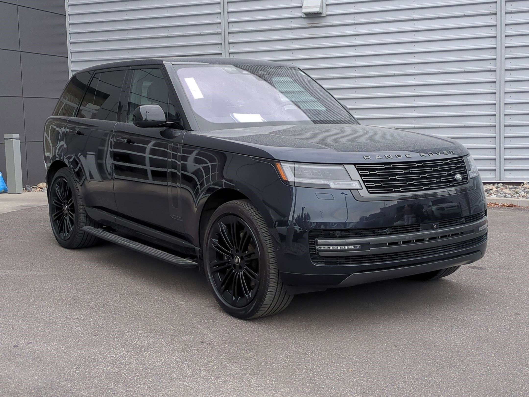 Used 2023 Land Rover Range Rover Autobiography image 3