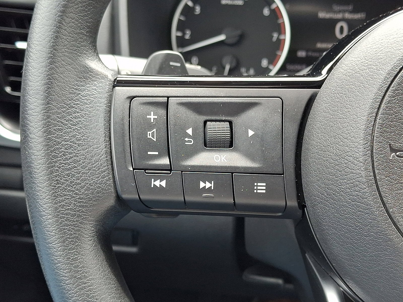 Used 2022 Nissan Rogue SV AWD/4WD image 23