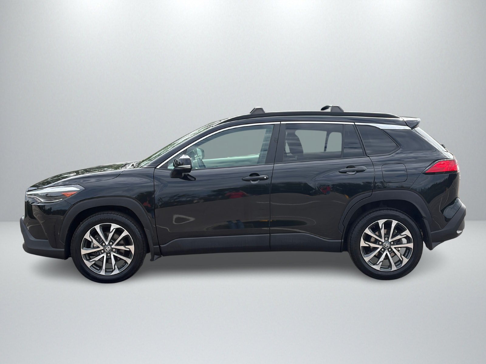 Used 2023 Toyota Corolla Cross XLE w/ Convenience Package AWD/4WD image 2