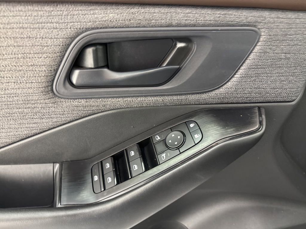 Used 2023 Nissan Rogue S image 19