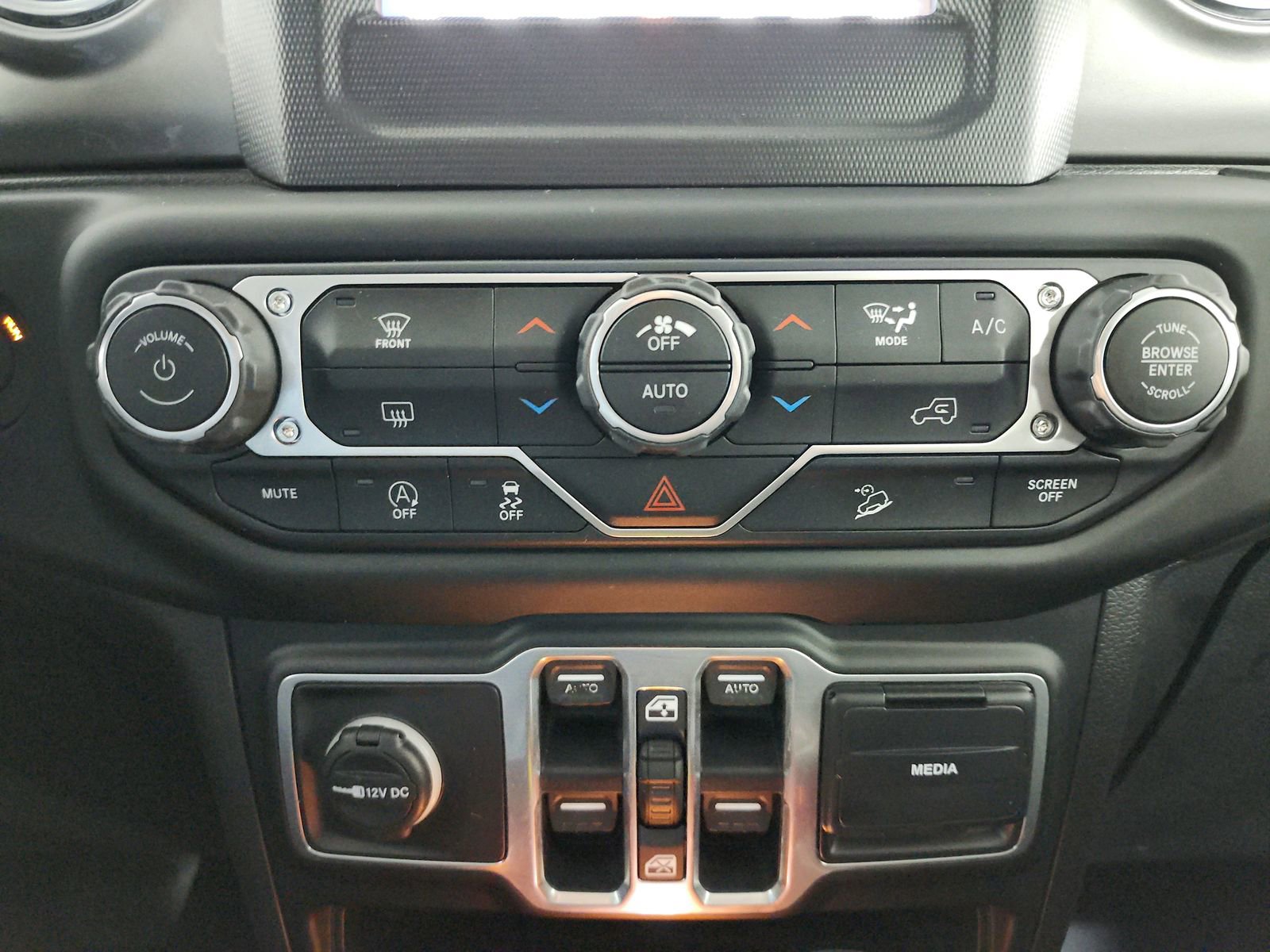 Used 2018 Jeep Wrangler Unlimited Sahara image 25