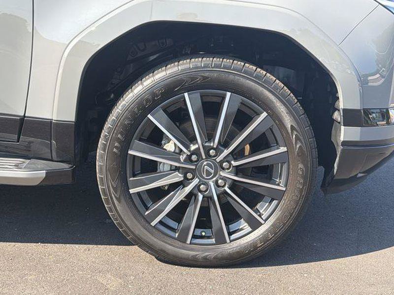 Used 2024 Lexus GX 550 w/ Accessory Package (Z1) AWD/4WD image 10