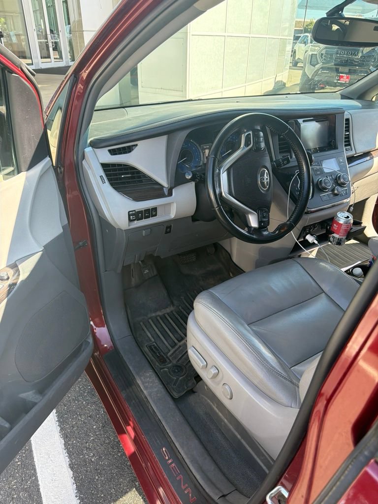 Used 2016 Toyota Sienna XLE w/ XLE Navigation Package FWD image 3