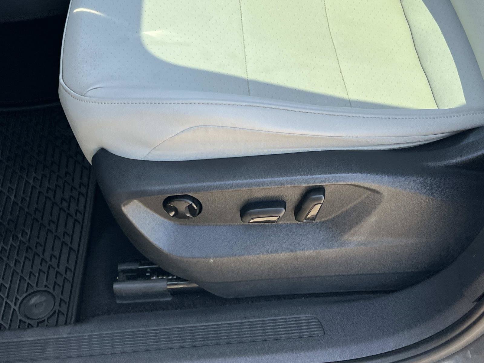 Used 2019 Volkswagen Tiguan SE w/ Panoramic Sunroof Package FWD image 17