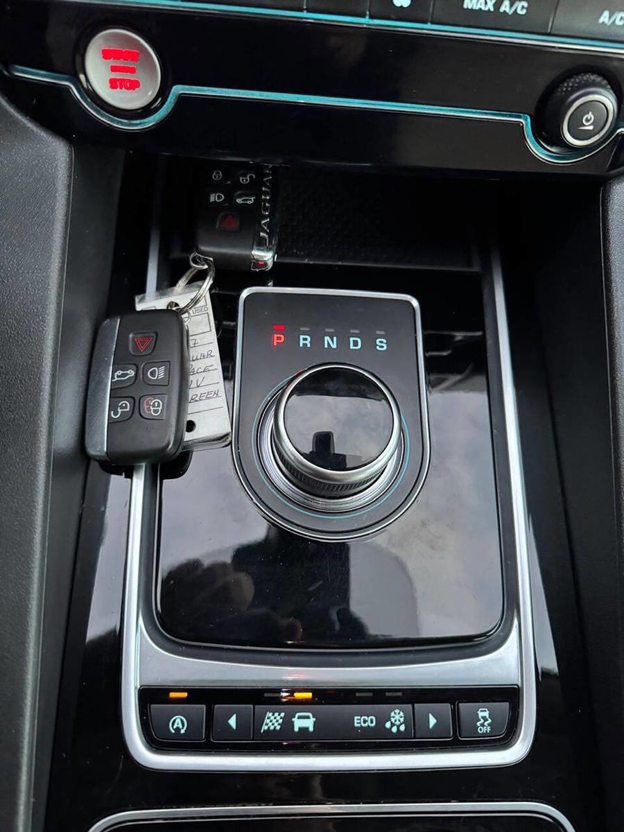 Used 2017 Jaguar F-PACE Premium image 29