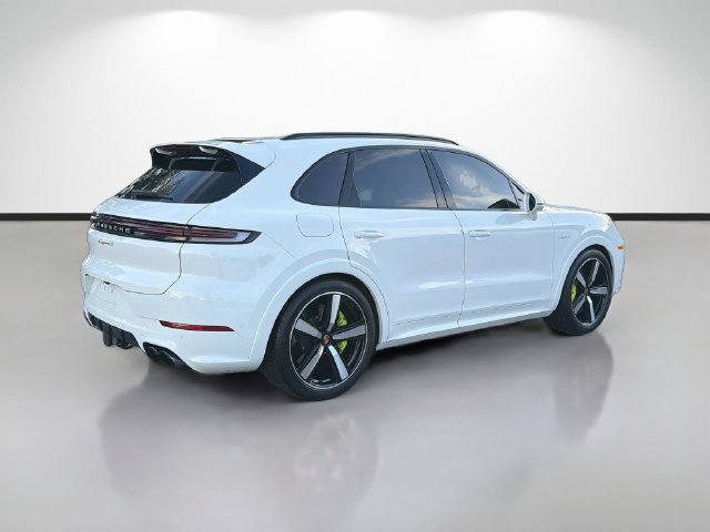 Used 2025 Porsche Cayenne S AWD/4WD image 3