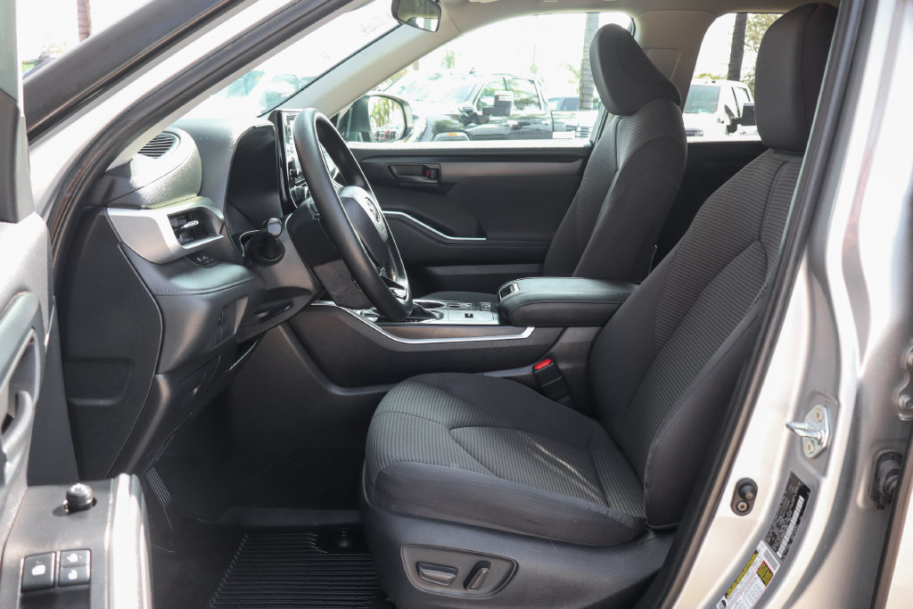 Used 2021 Toyota Highlander L FWD image 19