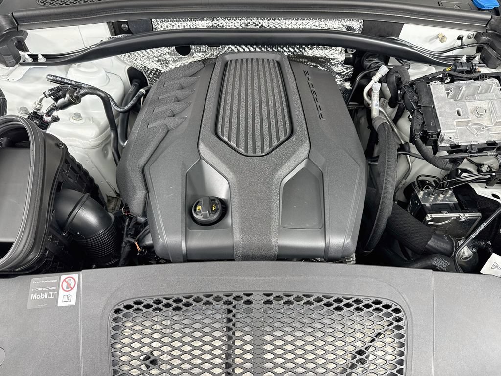 Certified 2025 Porsche Macan AWD/4WD image 32