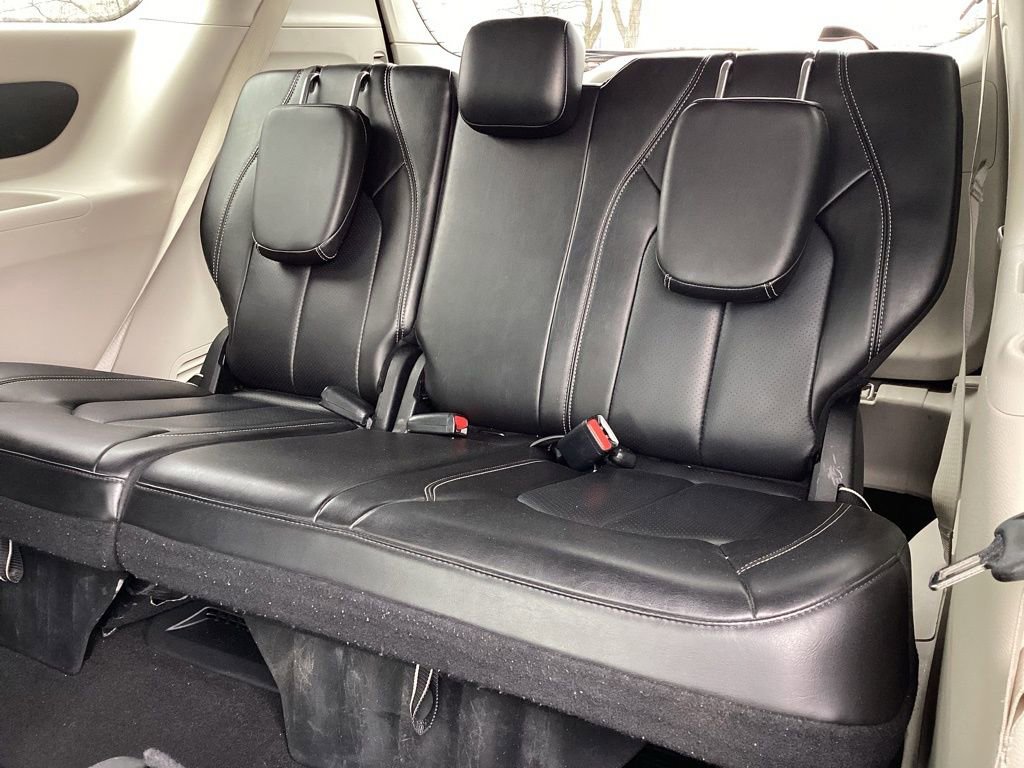 Used 2023 Chrysler Pacifica Touring-L image 17