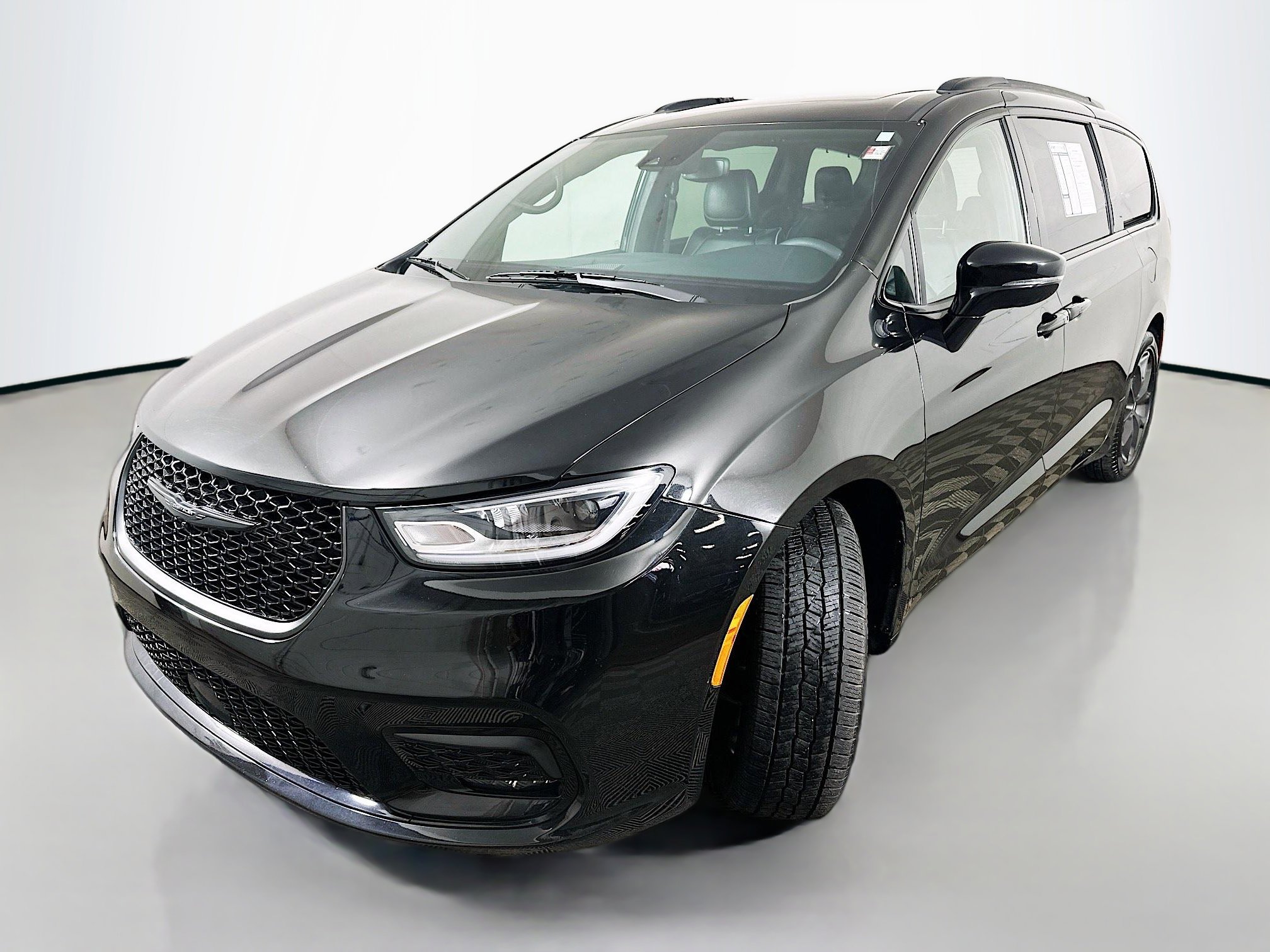 Used 2025 Chrysler Pacifica Limited FWD image 3