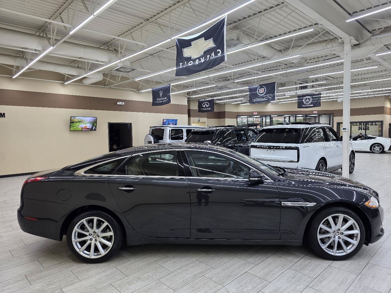 Used 2012 Jaguar XJ RWD image 5