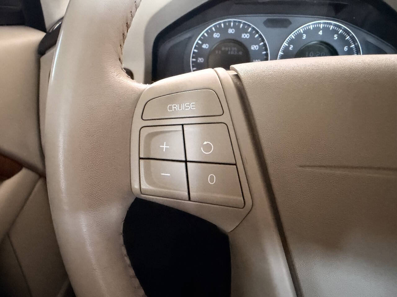 Used 2010 Volvo V70 FWD image 27