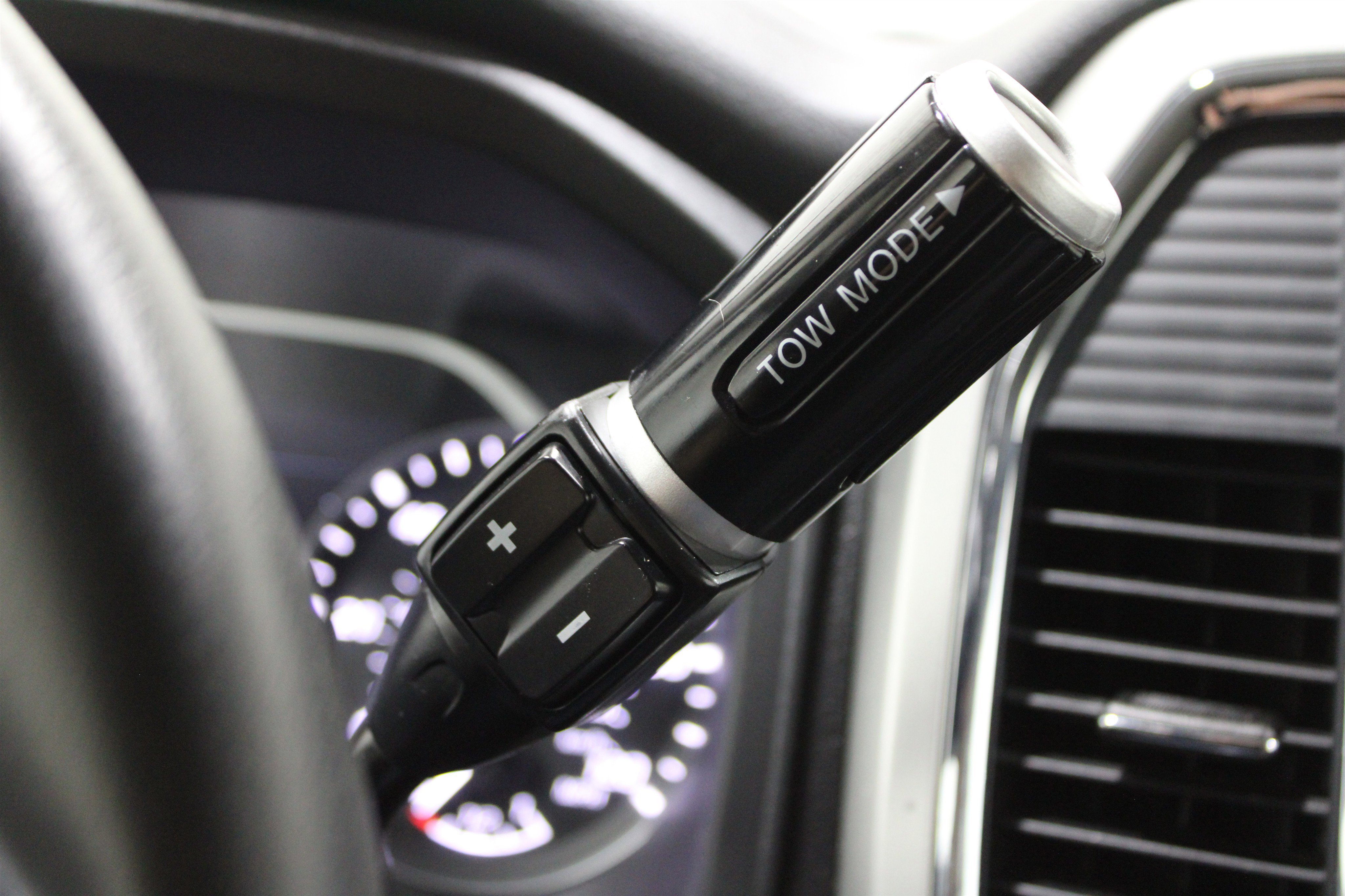 Used 2021 Nissan Titan SV image 20