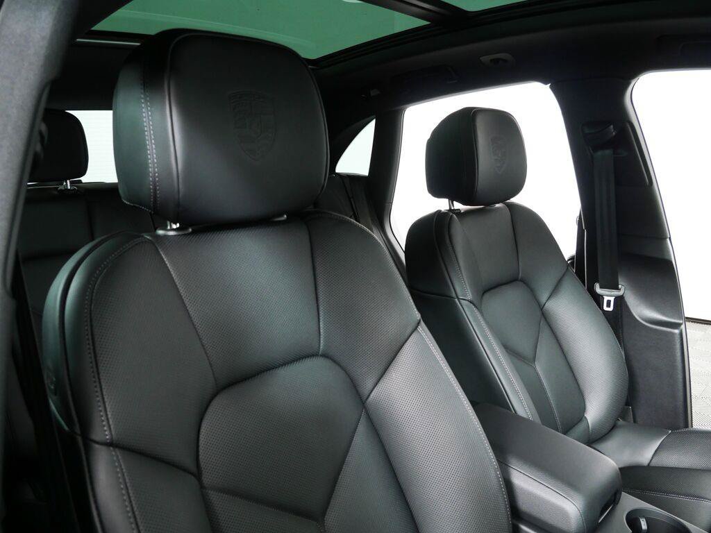 Certified 2026 Porsche Macan AWD/4WD image 22