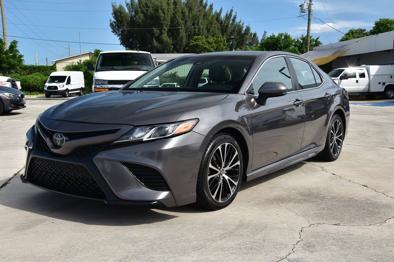 Used 2018 Toyota Camry SE FWD image 3