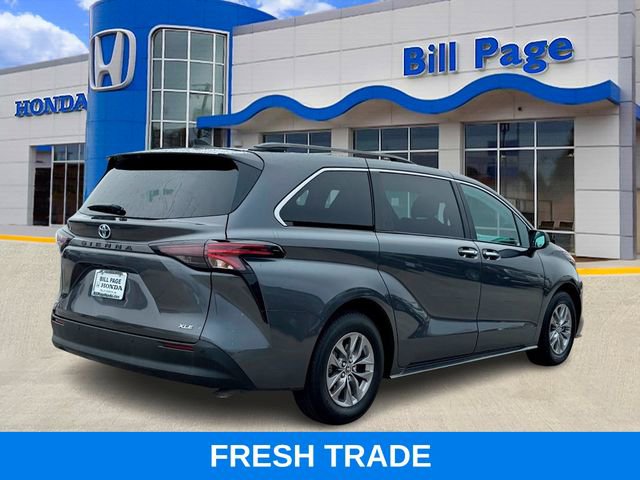 Used 2025 Toyota Sienna XLE image 4