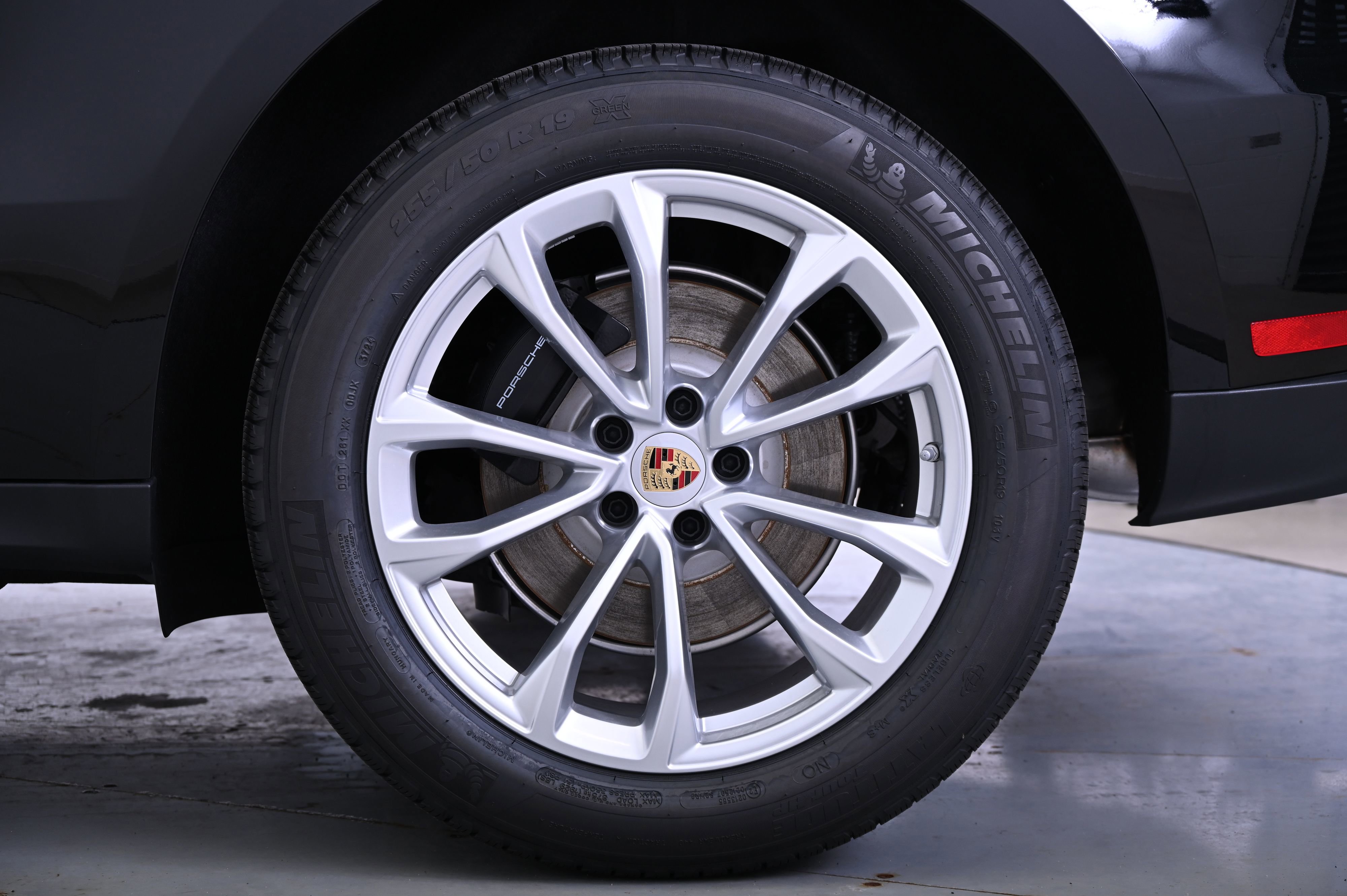 Certified 2025 Porsche Macan image 16