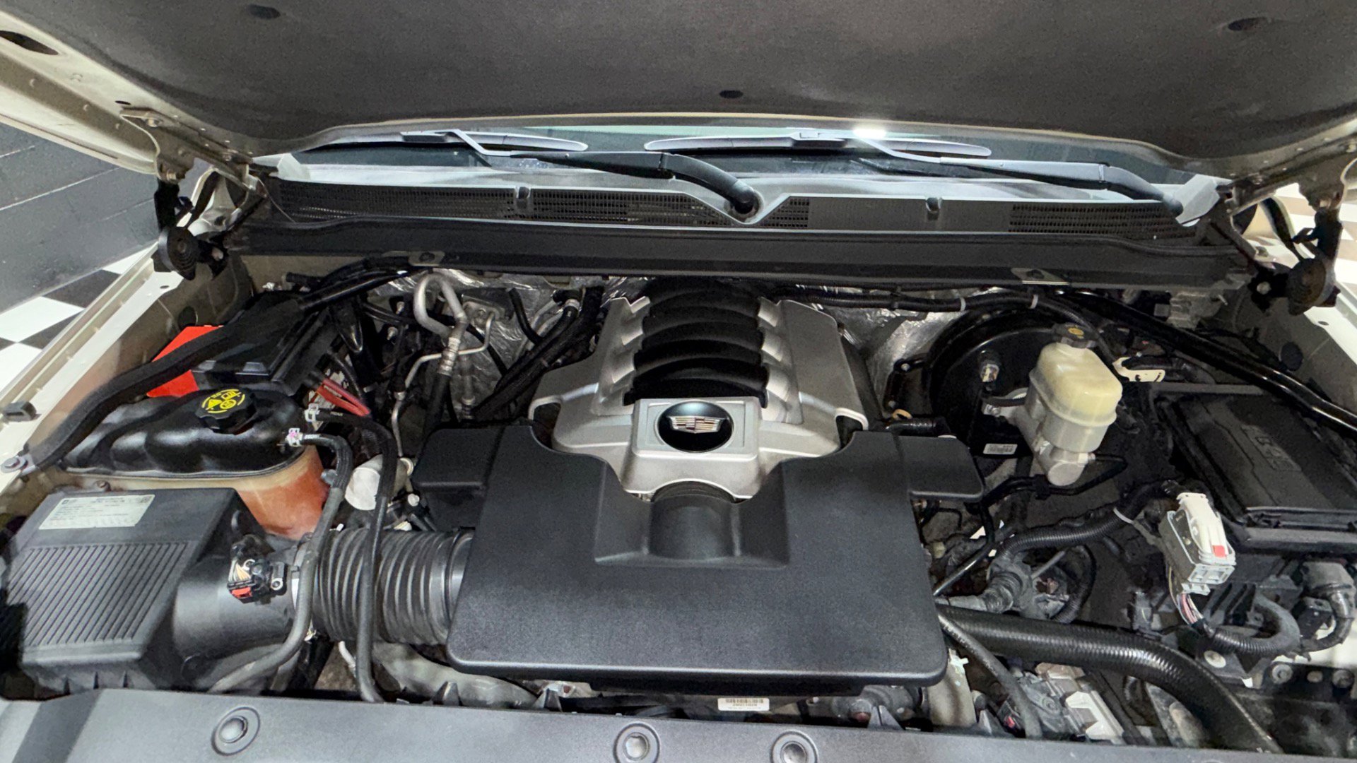 Used 2015 Cadillac Escalade Luxury image 5