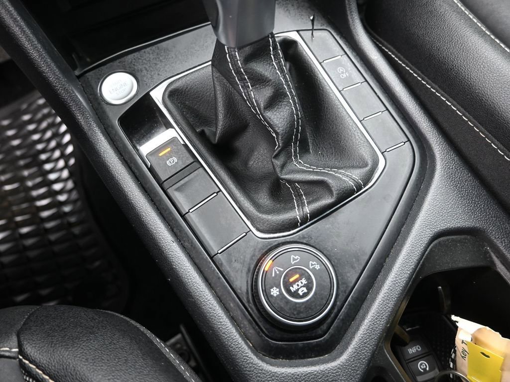 Used 2022 Volkswagen Taos SE w/ Panoramic Sunroof Package image 16