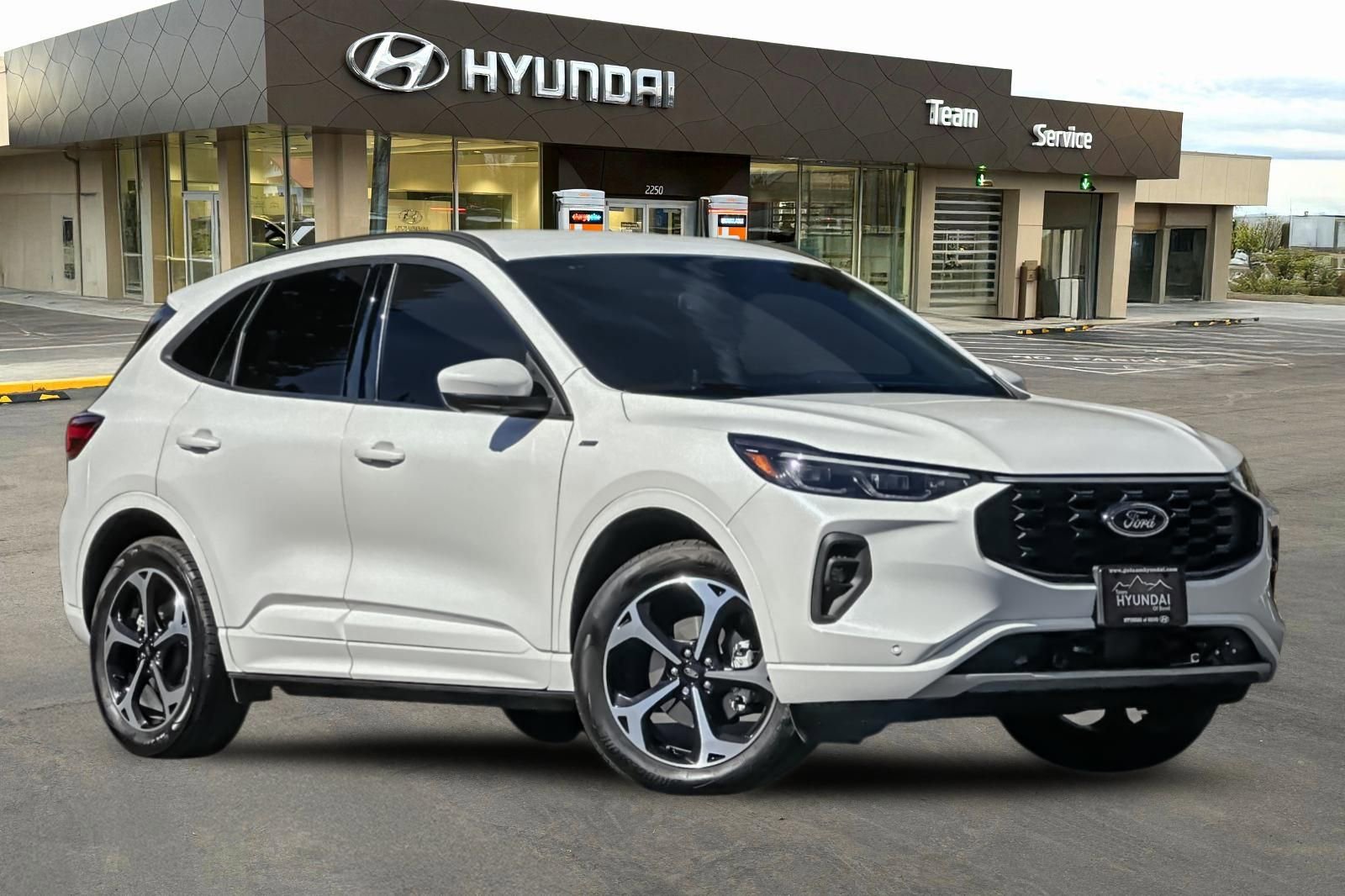 Used 2025 Ford Escape ST-Line Elite w/ Premium Technology Package image 2