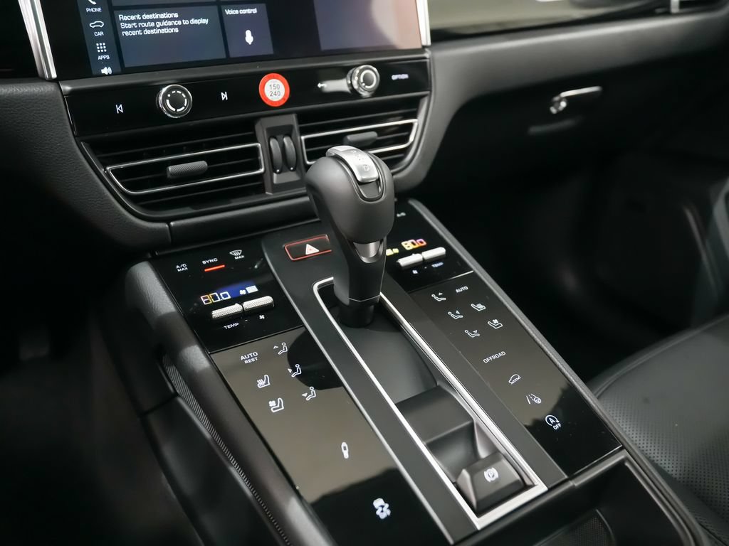 Certified 2026 Porsche Macan Turbo AWD/4WD image 32