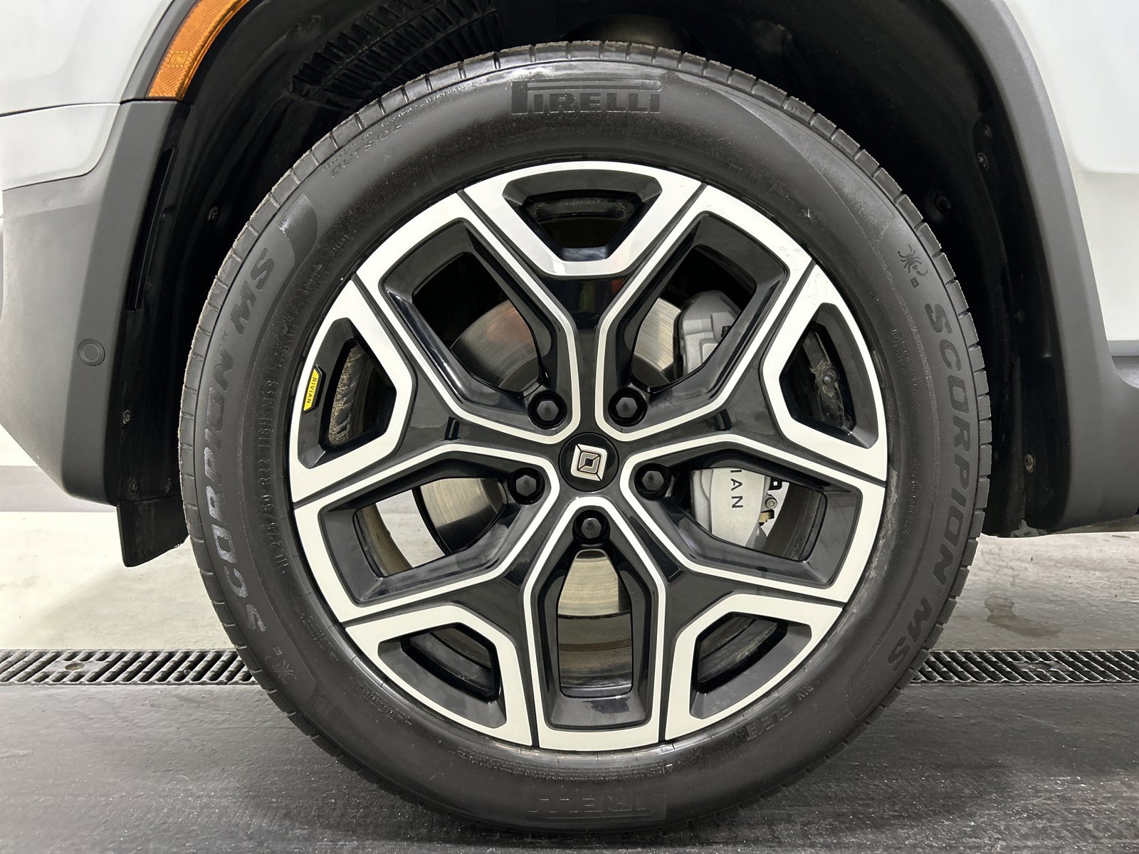 Used 2025 Rivian R1S Adventure AWD/4WD image 9