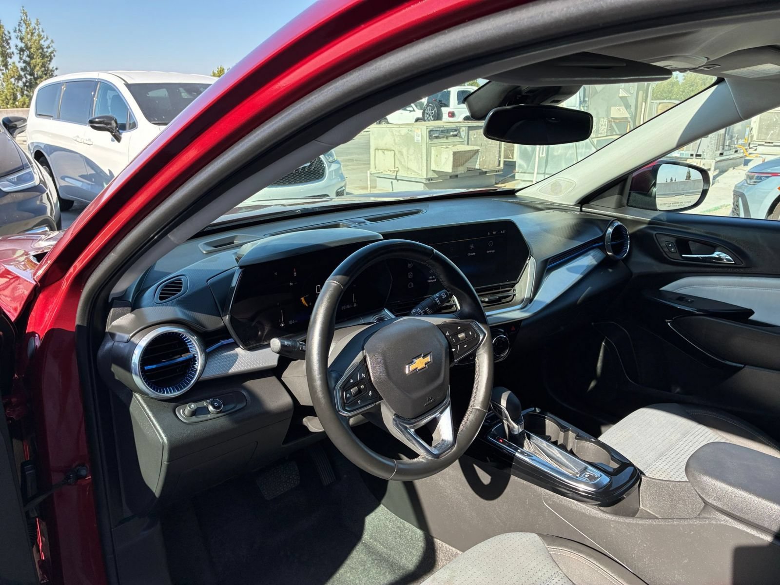 Used 2025 Chevrolet Trax LT w/ LT Convenience Package FWD image 28