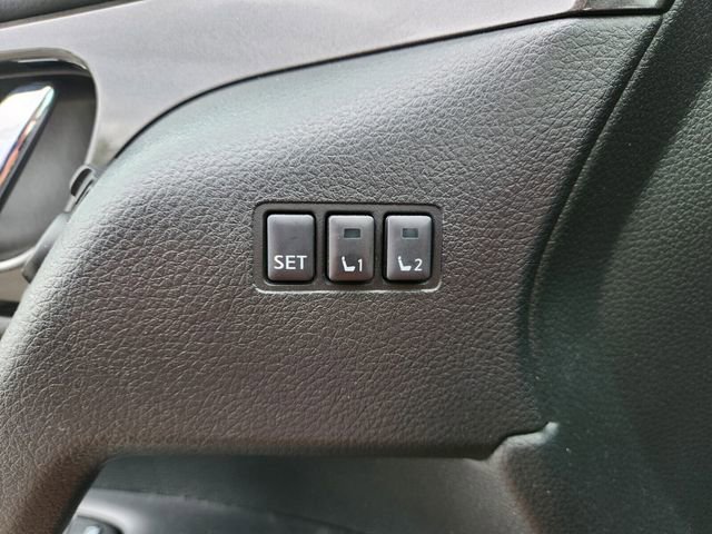 Used 2018 Nissan Rogue SV w/ Premium Package FWD image 30