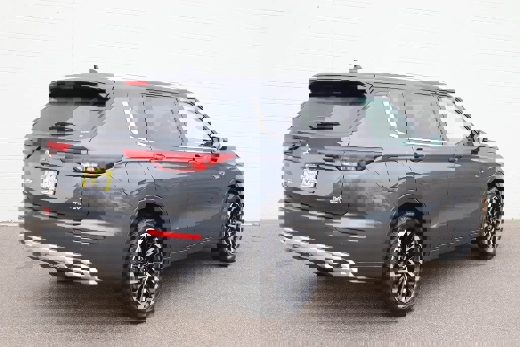 Used 2025 Mitsubishi Outlander SEL image 2