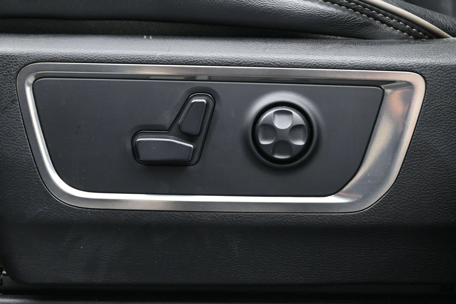 Used 2020 RAM 1500 Limited w/ Black Appearance Package AWD/4WD image 10