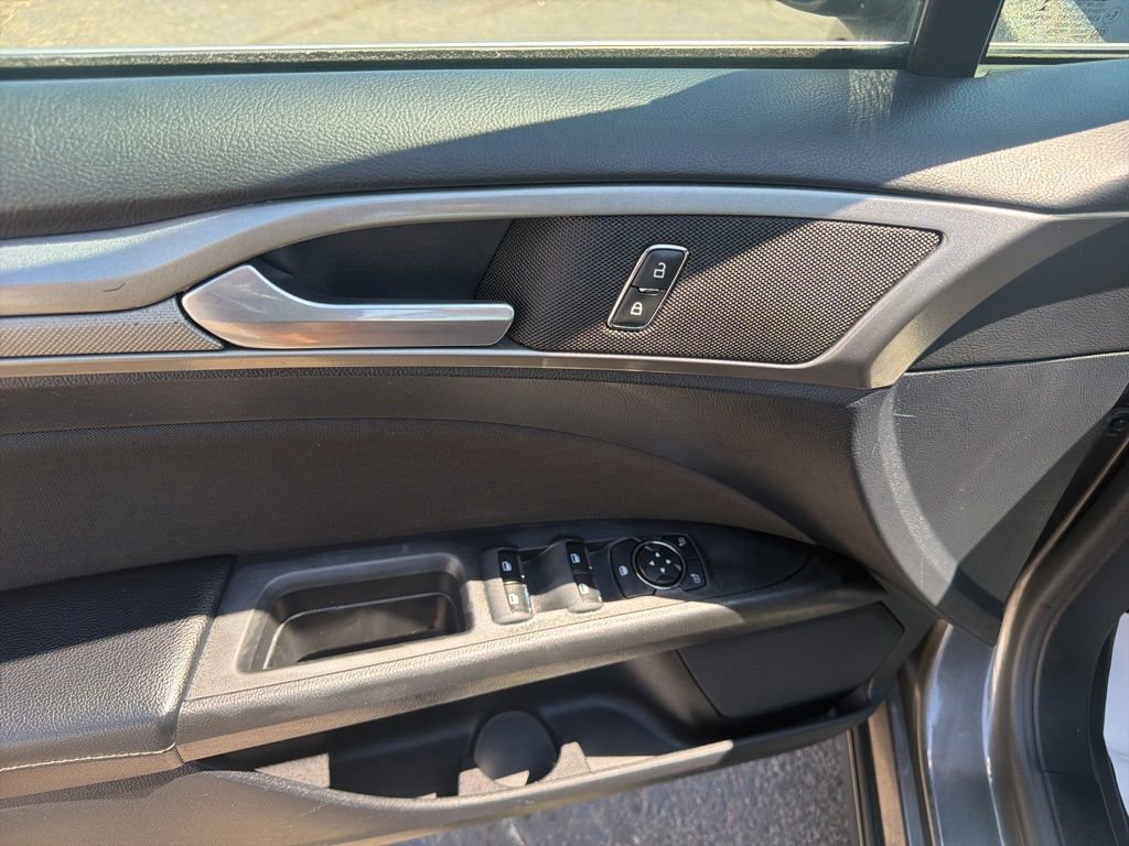 Used 2019 Ford Fusion SE FWD image 19