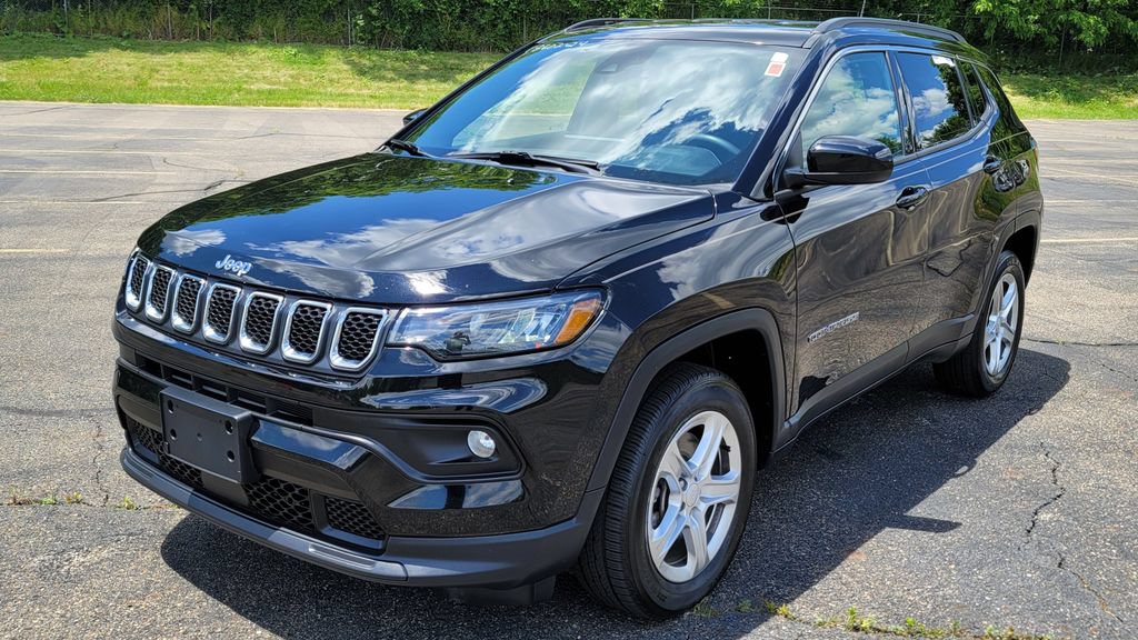 Used 2024 Jeep Compass Latitude AWD/4WD image 3