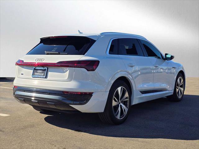 Used 2024 Audi Q8 e-tron Premium Plus image 3