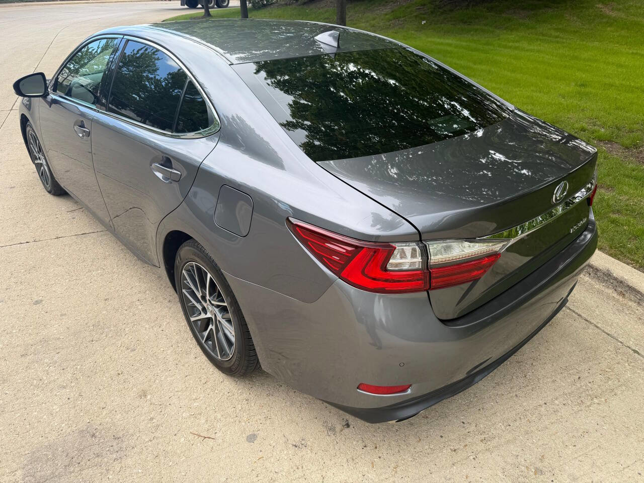 Used 2017 Lexus ES 350 w/ Luxury Package FWD image 10
