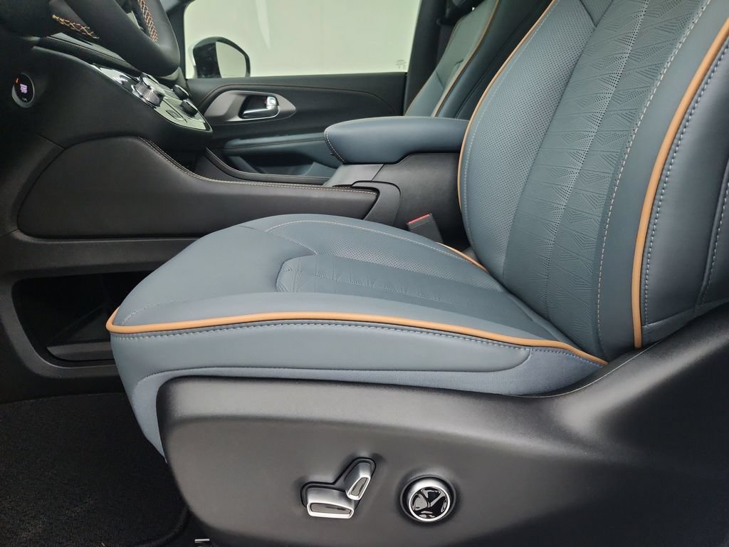 New 2027 Chrysler Pacifica Pinnacle w/ Theater Group AWD/4WD image 19