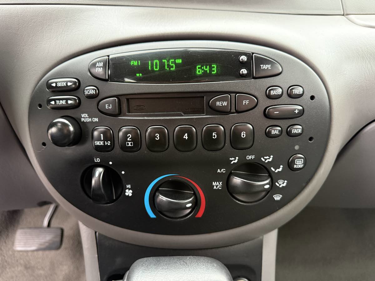 Used 2002 Ford Escort Sedan image 21