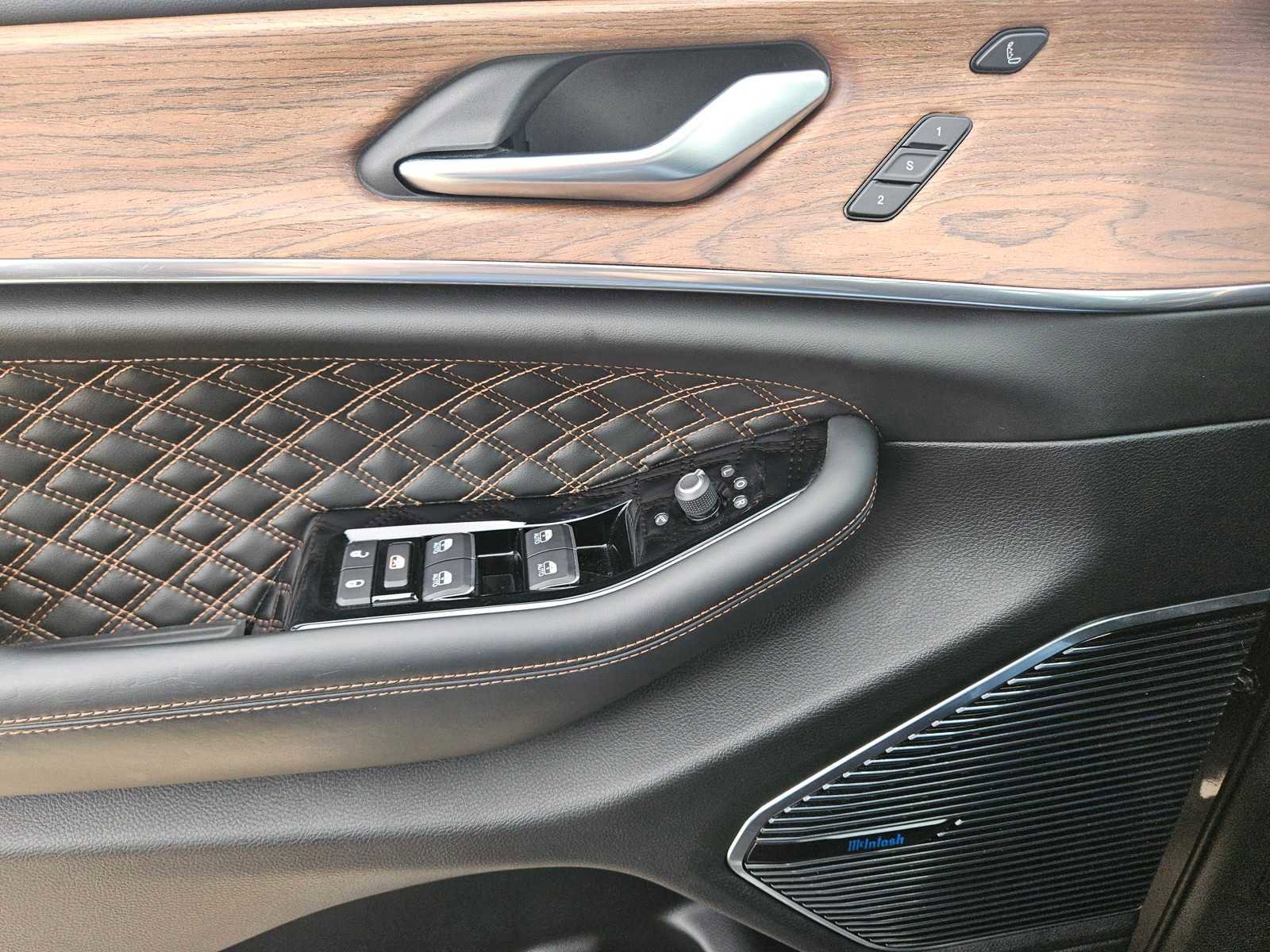 Used 2022 Jeep Grand Cherokee Summit w/ Luxury Tech Group V image 23