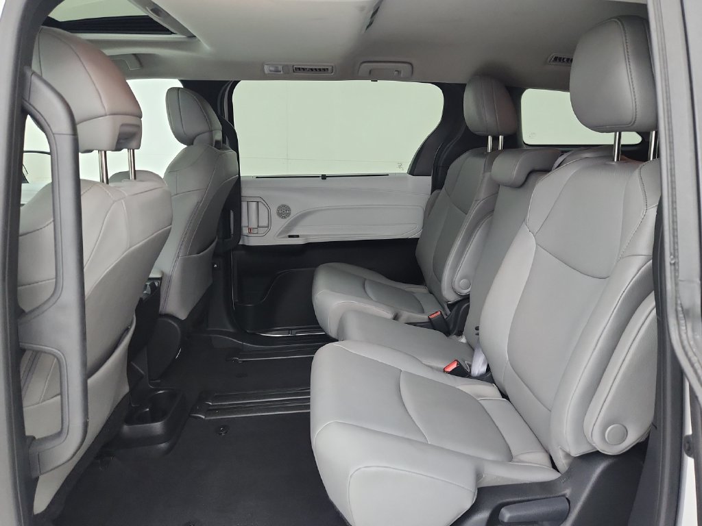 Used 2025 Toyota Sienna XLE FWD image 35