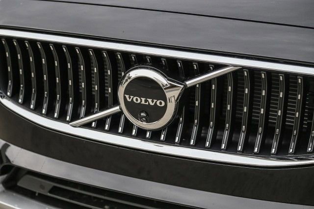 New 2025 Volvo V90 B6 Cross Country Plus w/ Protection Package Premier image 6